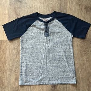 Boys Cat & Jack Short Sleeve Henley Size: M (8/10)
